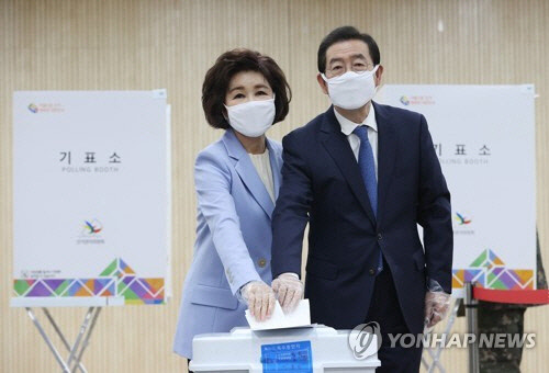 고(故) 박원순 전 서울시장과 부인 강난희 씨가 지난해 4월 10일 오전 서울 종로구 가회동 주민센터에서 21대 국회의원 선거 사전투표를 하고 있는 모습.   연합뉴스